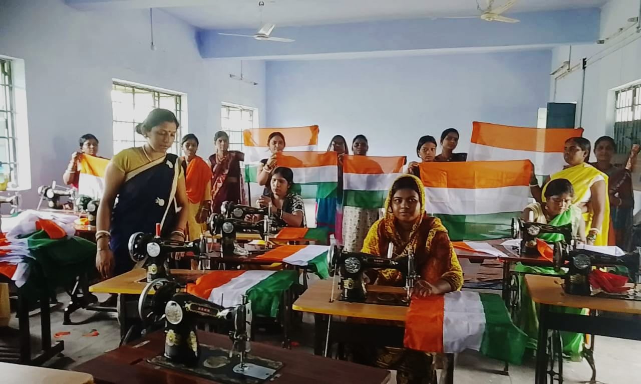 हर घर तिरंगा अभियान के लिए महिलाएं बना रहीं राष्ट्रीय ध्वज