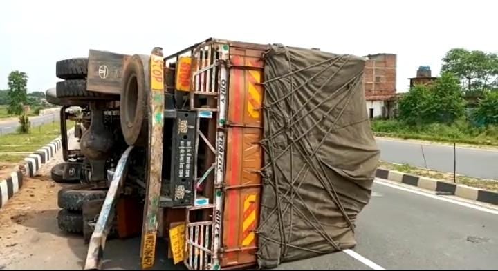 जीटी रोड पर ट्रक दुर्घटनाग्रस्त…कोई हताहत नहीं..