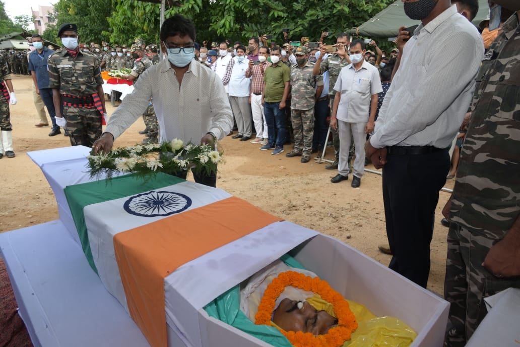 नक्सली हमले में शहीद कमांडेंट को मुख्यमंत्री ने पुष्पचक्र अर्पित कर दी श्रद्धांजलि