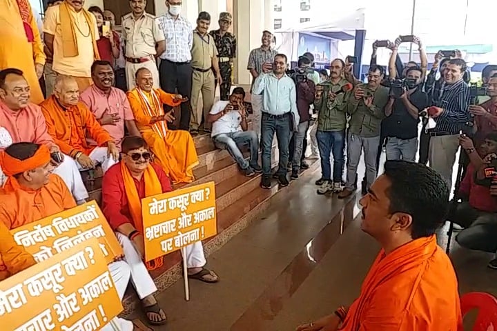 विधानसभा के बाहर भाजपा विधायकों ने खुद ही लगा ली सदन, भानु प्रताप शाही बने स्पीकर