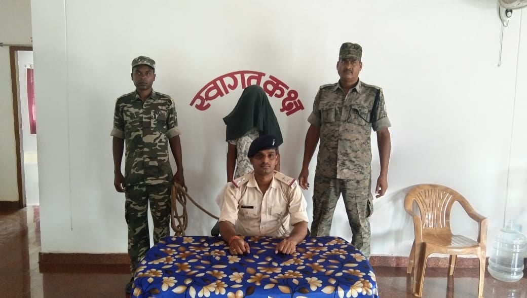 बैनर-पोस्टर लगाते रंगेहाथ धराया नक्सली, पुलिस कर रही पूछताछ