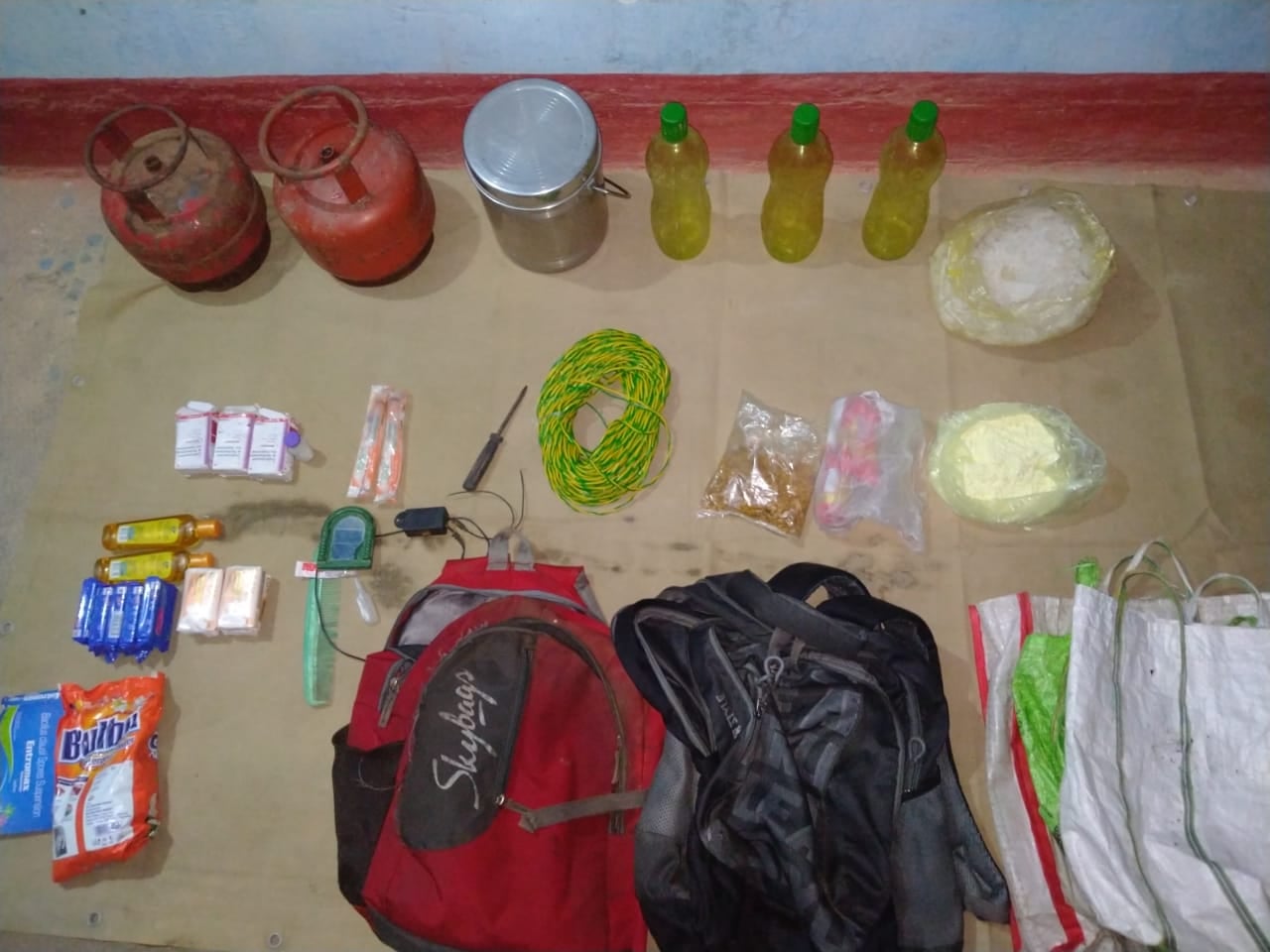 जवानों को उड़ाने के लिए नक्सली बना रहे थे बम, तभी पहुंच गई पुलिस, फिर क्या हुआ ? पढ़िए पूरी खबर