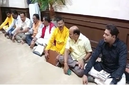 स्पीकर कार्यालय के बाहर भाजपा विधायकों का धरना, कार्यवाही 12:50 तक स्थगित