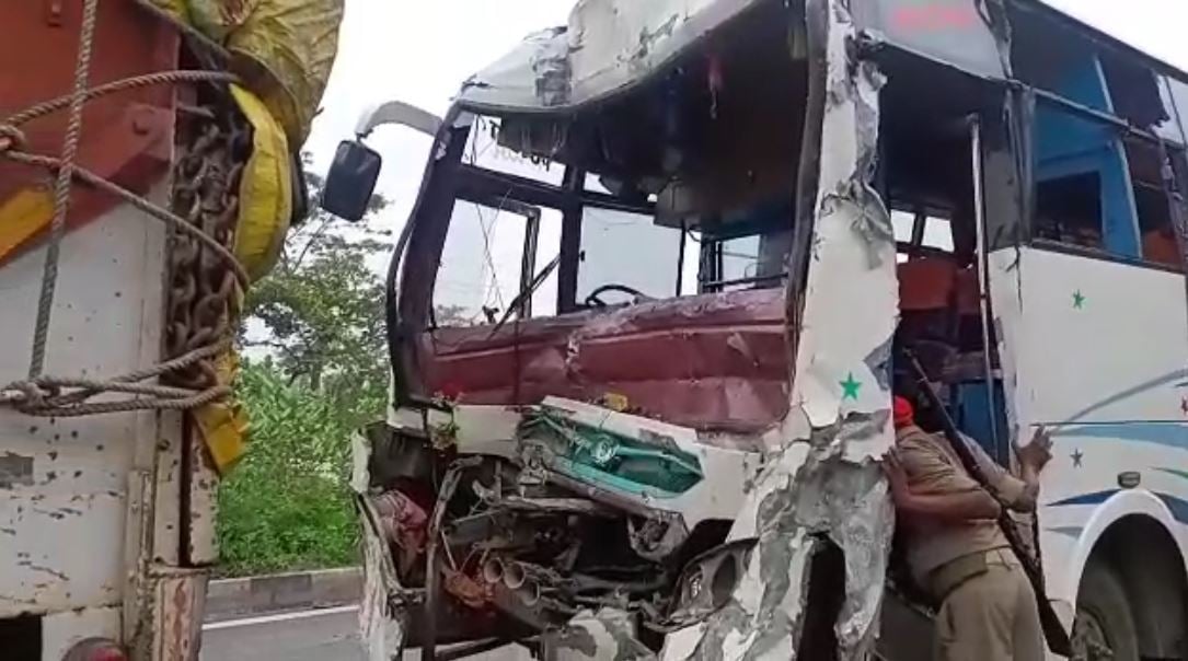 गोपालगंज: कांवरियों से भरी बस दुर्घ'टनाग्रस्त, हा'दसे में कई घायल, सात की हालत गं'भीर