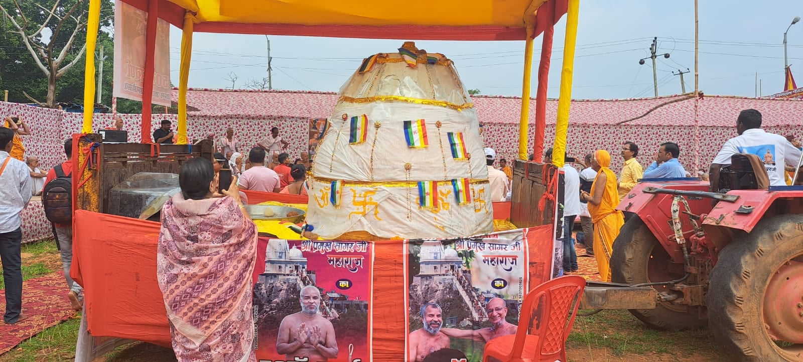 गिरिडीह : भगवान पार्श्वनाथ को जैन भक्तों ने किया 2300 किलो का निर्वाण लड्डू अर्पित