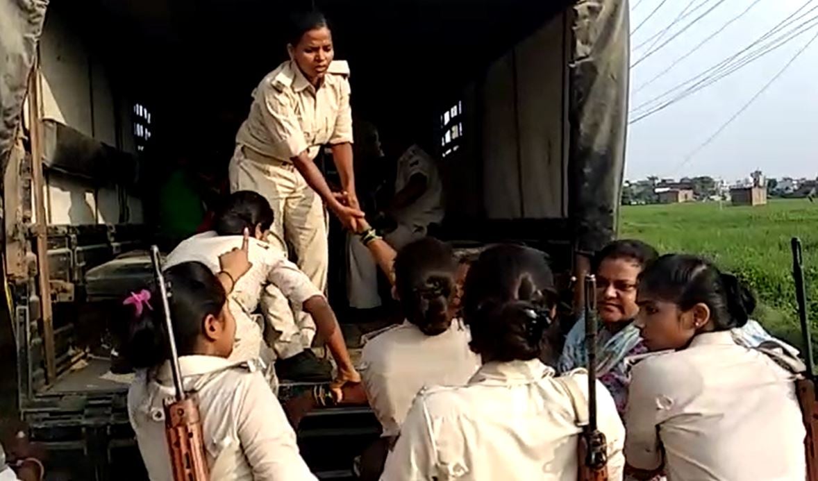 सीतामढ़ी के रेड लाइट एरिया में पुलिस की छापेमारी, तहखाने से 5 नाबालिग लड़कियों को कराया मुक्त