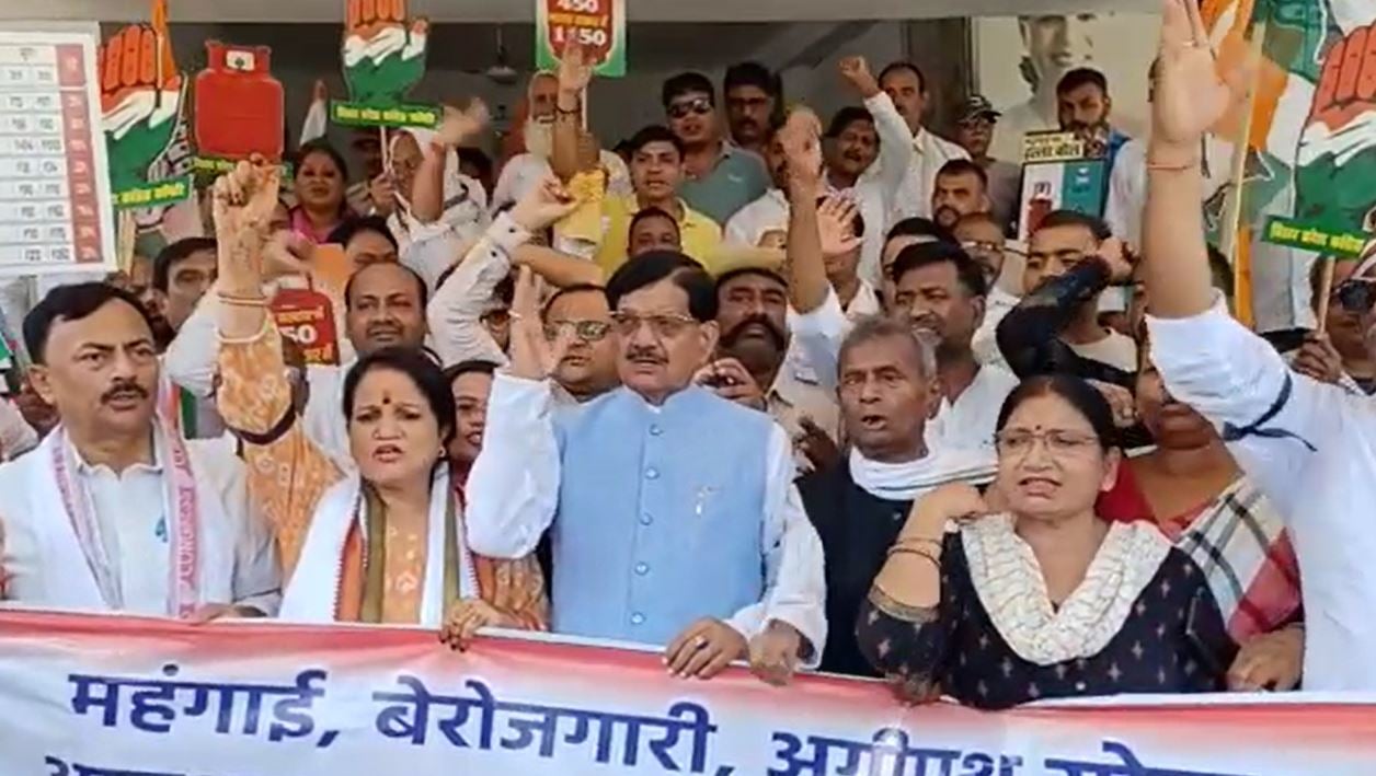 पटना: महंगाई के खिलाफ कांग्रेसी उतरे सड़क पर, जमकर की नारेबाजी