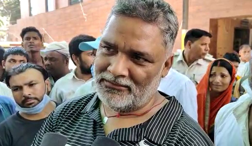 जहरीली शराब से मरनेवाले लोगों के परिजन से मिले पप्पू यादव, आर्थिक सहायता का दिया भरोसा