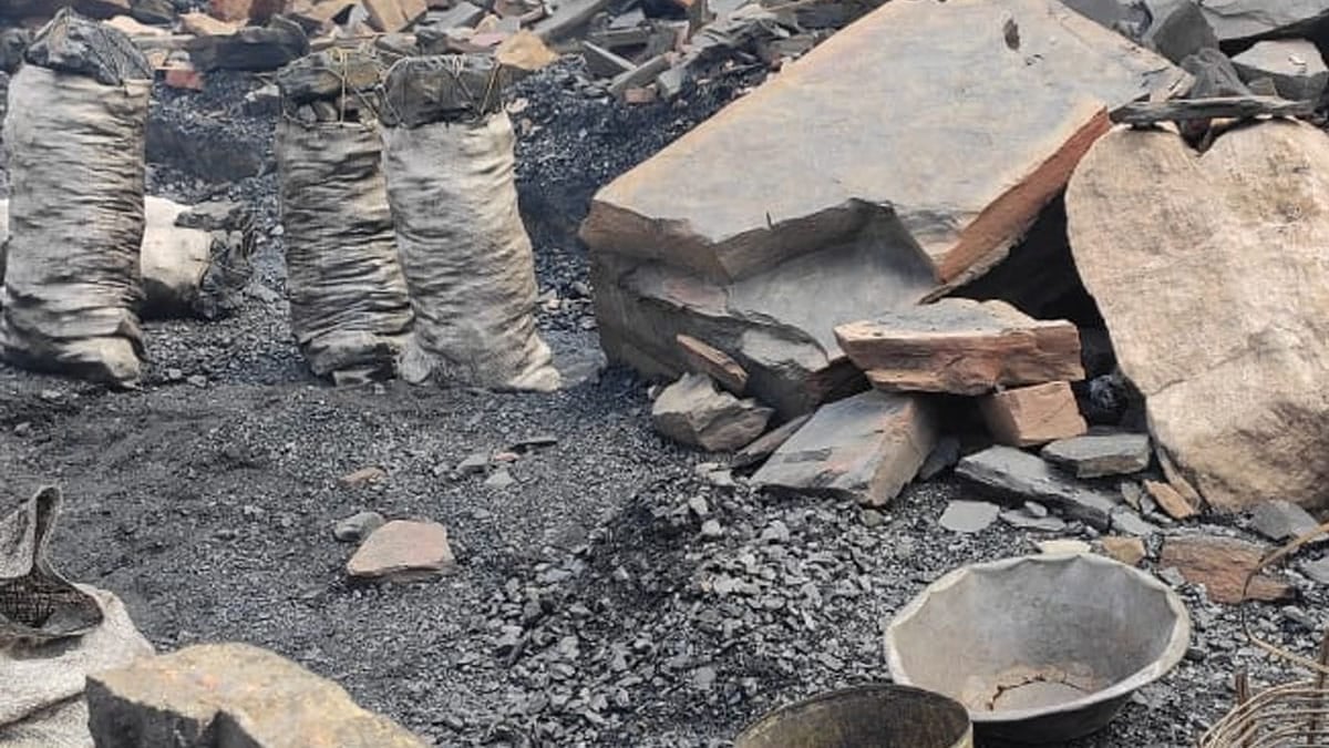 अवैध उत्खनन के दौरान चट्टान गिरने से एक की मौ"त, शव लेकर भागे गए ग्रामीण