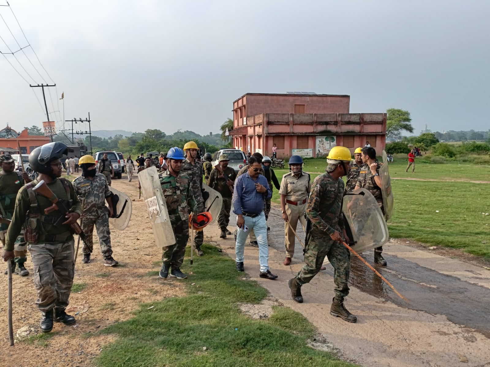 BREAKING :   युवक के अपहरण के बाद दो गुटों के बीच झड़प, फायरिंग और बमबाजी से दहला बाघमारा