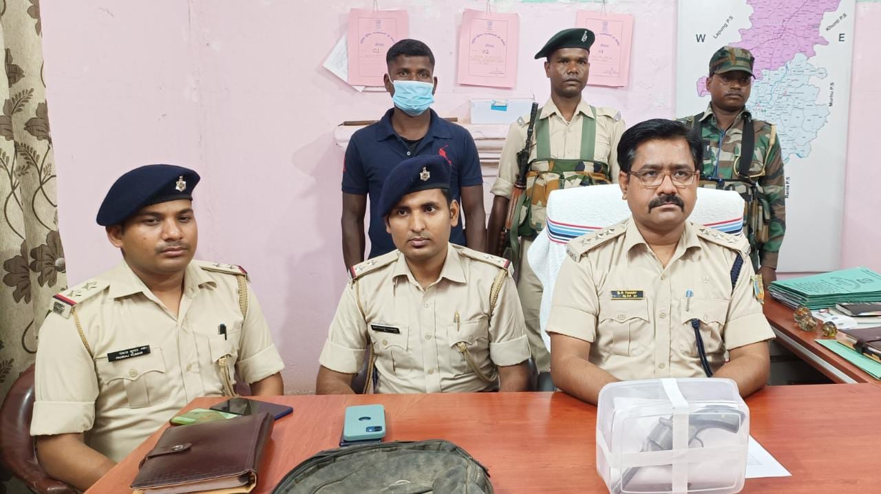 पीएलएफआई उग्रवादी भीखा उरांव  देसी रिवाल्वर के साथ गिरफ्तार