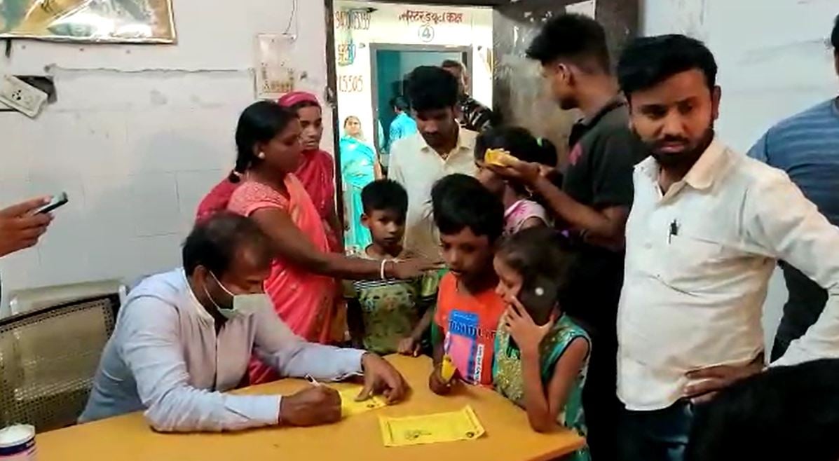 शेखपुरा में मध्याह्न भोजन खाने से 30 बच्चे बीमार, अस्पताल में भर्ती