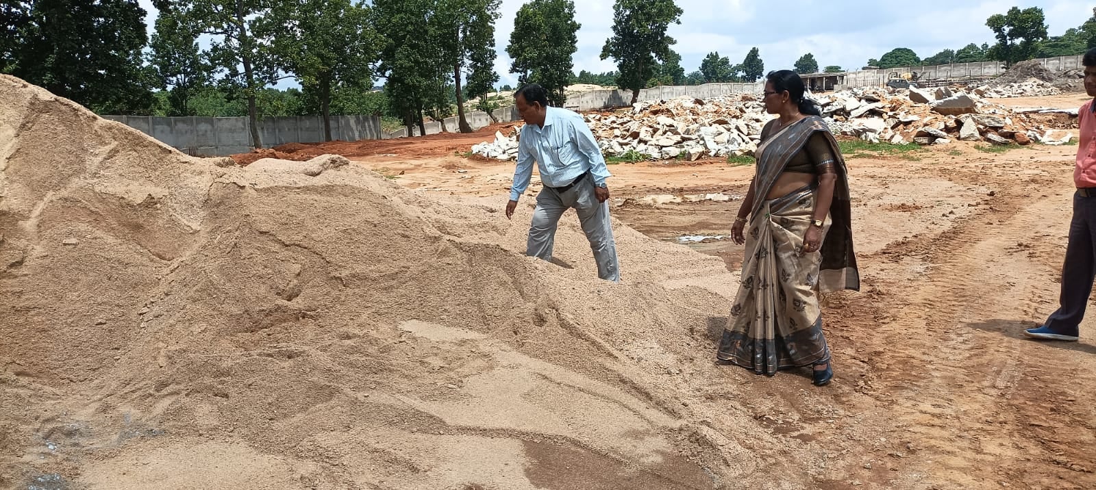करोड़ों रुपए की लागत से बन रहे पावर ग्रिड में अनियमितता देख भड़कीं सिमडेगा जिप अध्यक्ष, जानिये पूरा मामला