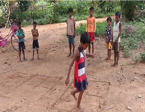 स्कूल का वक्त यूं गंवा रहे हैं ये बच्चे, न कोई रोकने वाला ना टोकने वाला- जानिये मामला क्या है