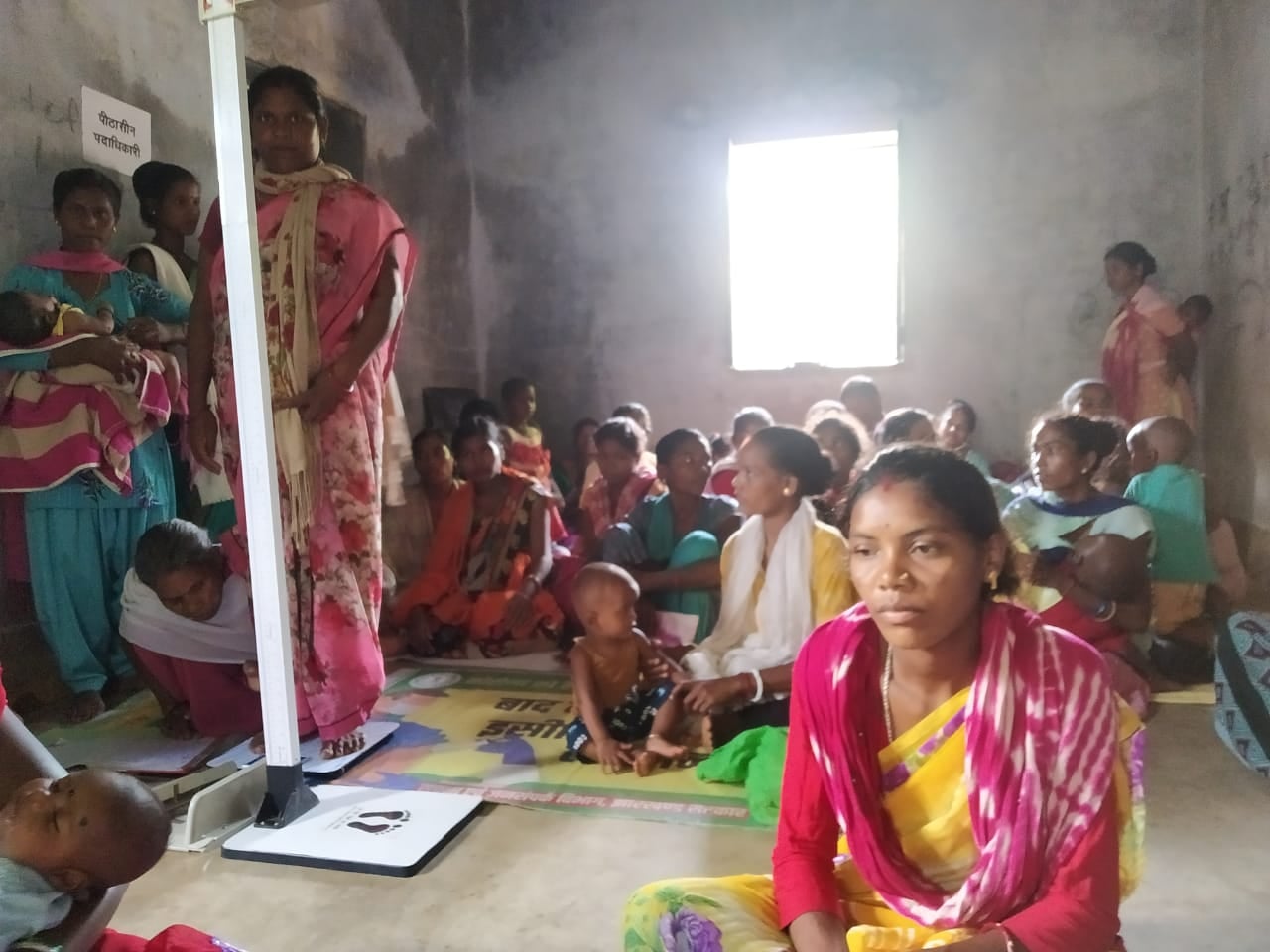 सरकारी लापरवाही : जर्जर आंगनबाड़ी भवन का गिरा छज्जा, कई महिलाएँ और बच्चे घायल