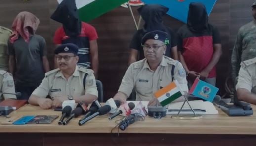 गिरिडीह पुलिस ने 4 अपराधियों को पकड़ा, NH में हथियार का भय दिखाकर लूटते थे वाहन