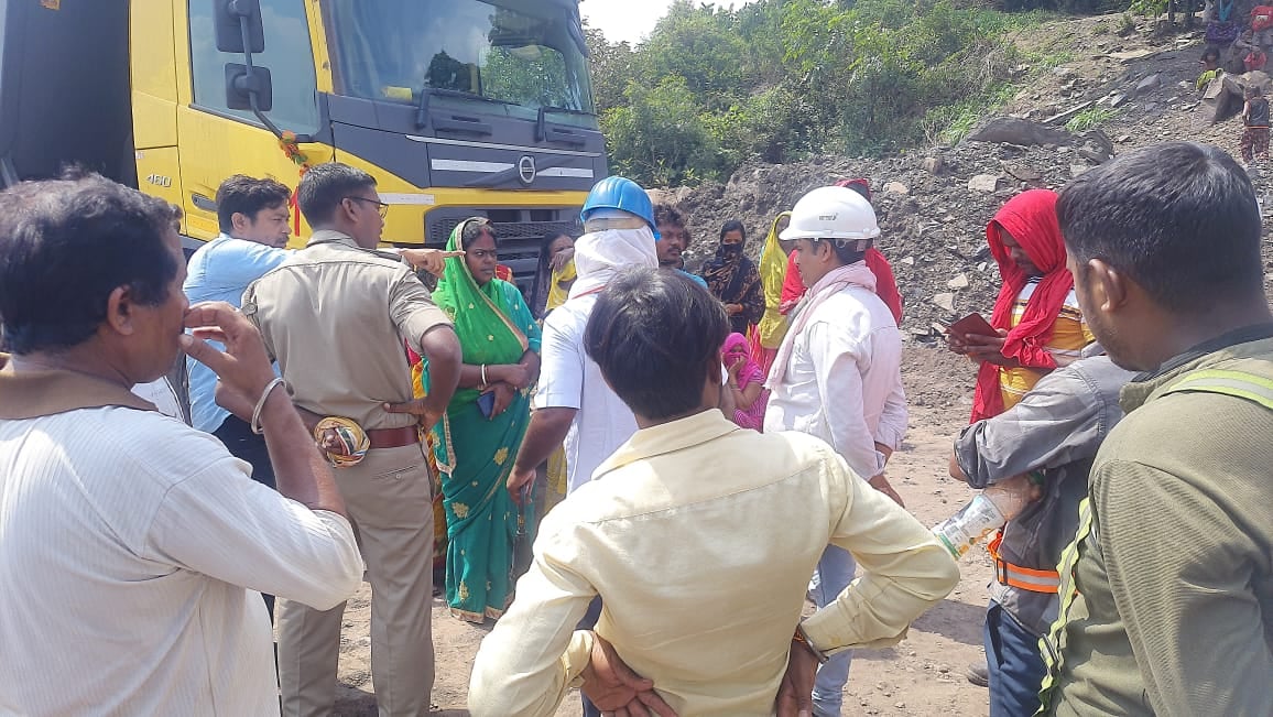 हैवी ब्लास्टिंग से गुस्से में थे ग्रामीण, नहीं करने की शर्त पर मानें