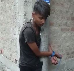 मोबाइल चोर चढ़ा भीड़ के हाथ , पोल में बांध कर कर दी पि'टाई