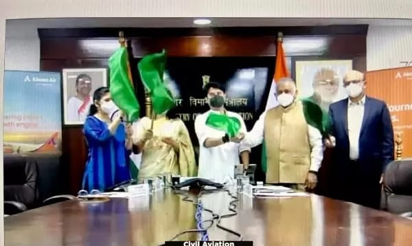 अकासा एयर की मुंबई-अहमदाबाद फ्लाइट शुरू, ज्योतिरादित्य सिंधिया ने हरी झंडी दिखाकर विमान को किया रवाना