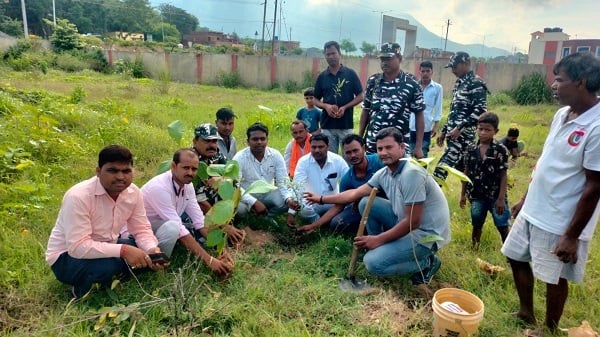 गिरिडीह में CRPF के जवानों ने लगाया पेड़, जुलूस निकाल किया लोगों को जागरूक