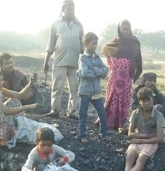 DHANBAD:  अवैध उत्खनन से बदरंग हो गई है कोयलांचल के हजारों बच्चों की जिंदगी, क्या है मजबूरी, पढ़िए पूरी खबर