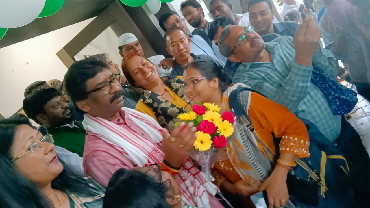 अनिश्चित कालीन धरना दे रहे शिक्षकों ने सीएम के जन्मदिन पर काटा केक, जल्द मांगें पूरी करने का मिला आश्वासन