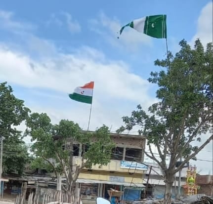 मुजफ्फरपुर में तिरंगा से छेड़छाड़ : अशोक चक्र की जगह चांद-तारा बनाकर फहराया, वीडियो वायरल होने पर जांच शुरू