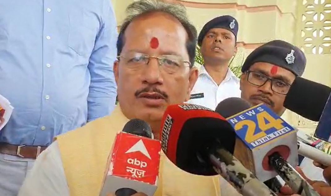 शहीद दिवस समारोह में विधानसभा के अध्यक्ष विजय कुमार सिन्हा को नहीं मिली कुर्सी, स्‍मारक पर श्रद्धासुमन अर्पित कर लौटे