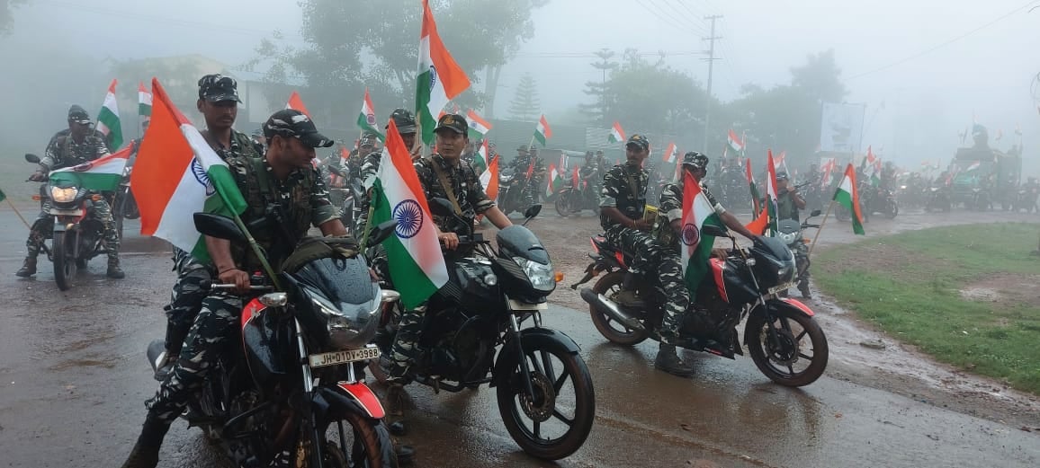 नक्सलियों के गढ़ सारंडा में सीआरपीएफ ने निकाली तिरंगा यात्रा, ग्रामीणों को किया जागरूक