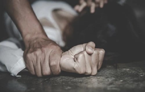 मुखिया पति ने नाबालिग बच्ची को कैसे बनाया शिकार, जानिए दर्द की दास्तान