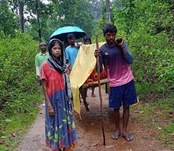 तड़पती गर्भवती महिला के खाट पर अस्पताल पहुंचते-पहुंचते उसके बच्चे ने तोड़ दिया दम