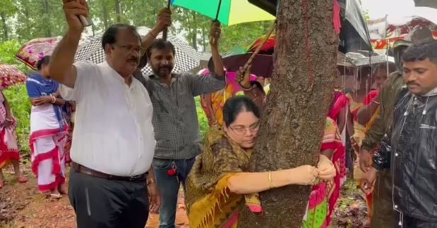 वन विभाग की जंगल बचाओ मुहिम को विधायक सविता महतो का मिला समर्थन, पेड़ को बांधी राखी