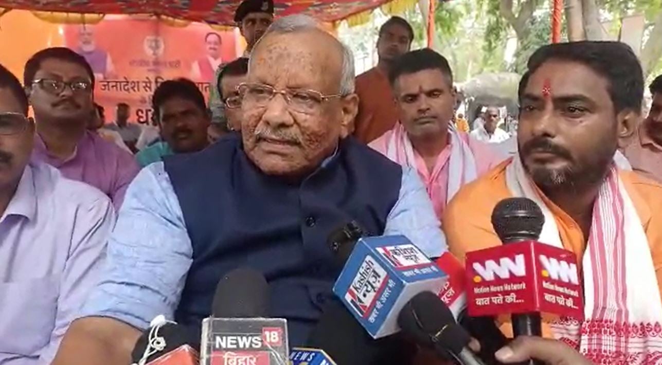 बिहार के पूर्व उप मुख्यमंत्री तार किशोर प्रसाद बैठे धरने पर, कहा- नीतीश कुमार ने जनादेश से किया विश्वासघात