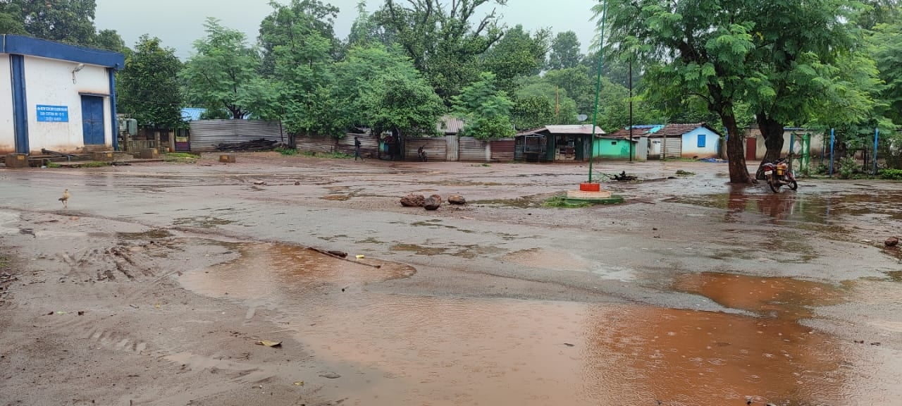 किरीबुरू में भारी वर्षा से नदी-नालों का जल स्तर बढ़ा, सड़कों पर भी जलजमाव