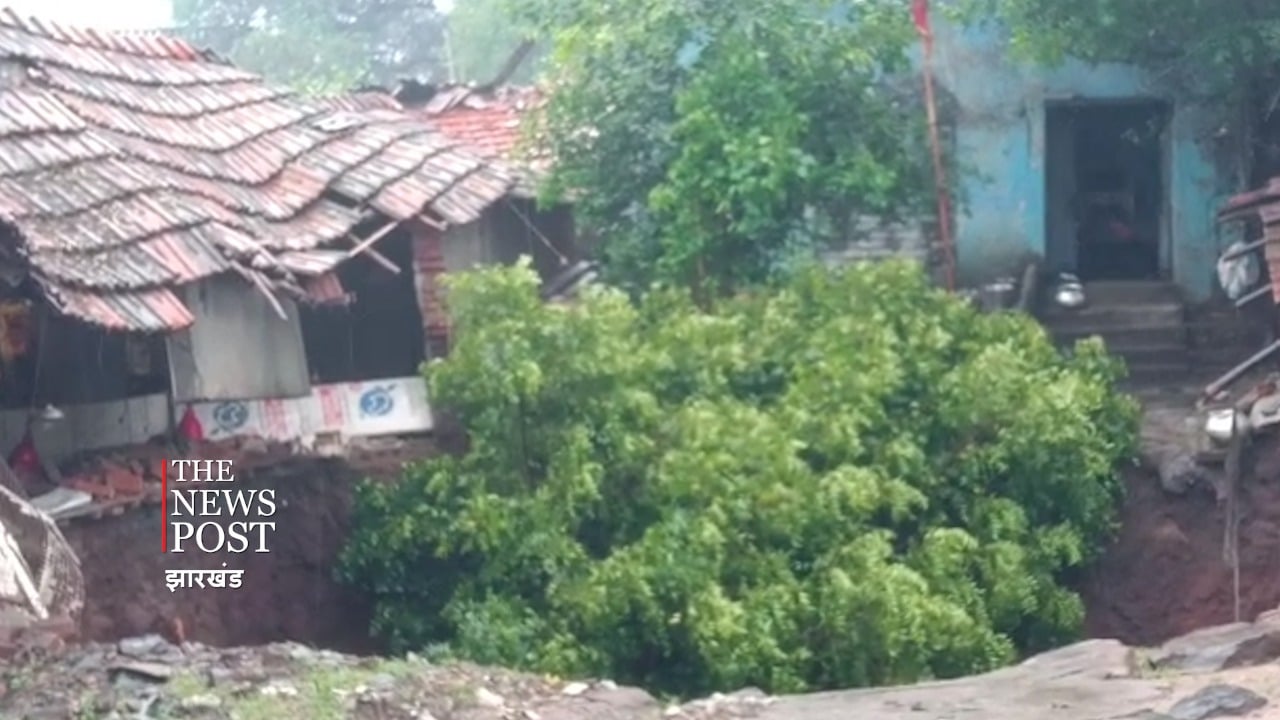 भारी आवाज के साथ फिर हुआ भू-धंसान, मां-बेटा जमींदोज होने से बाल-बाल बचें