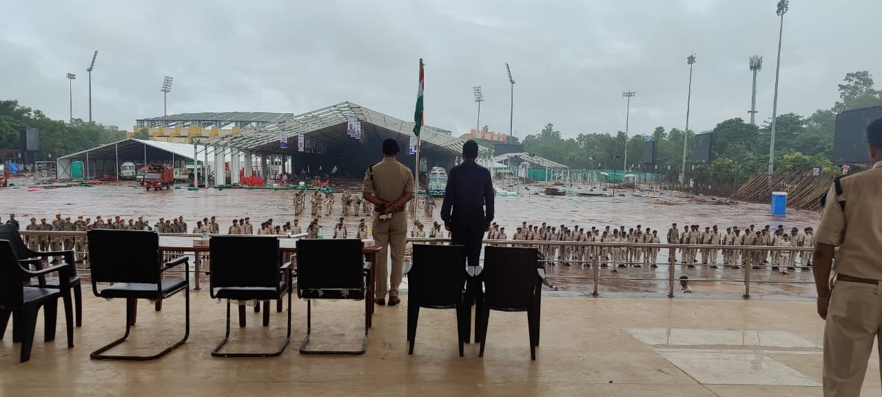 स्वतंत्रता दिवस समारोह को लेकर मोरहाबादी मैदान में परेड रिहर्सल, DC  और SSP ने किया निरीक्षण