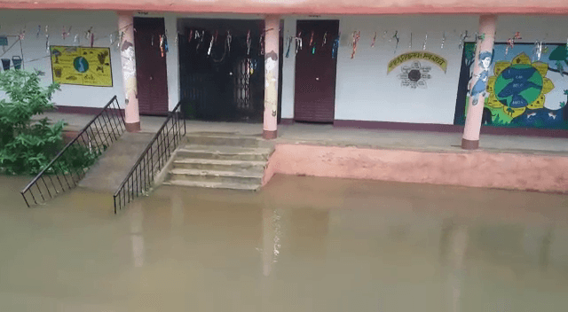 यह तालाब नहीं, झारखंड के एक सरकारी स्कूल का आंगन है, जानिये क्यों बनी ऐसी स्थिति