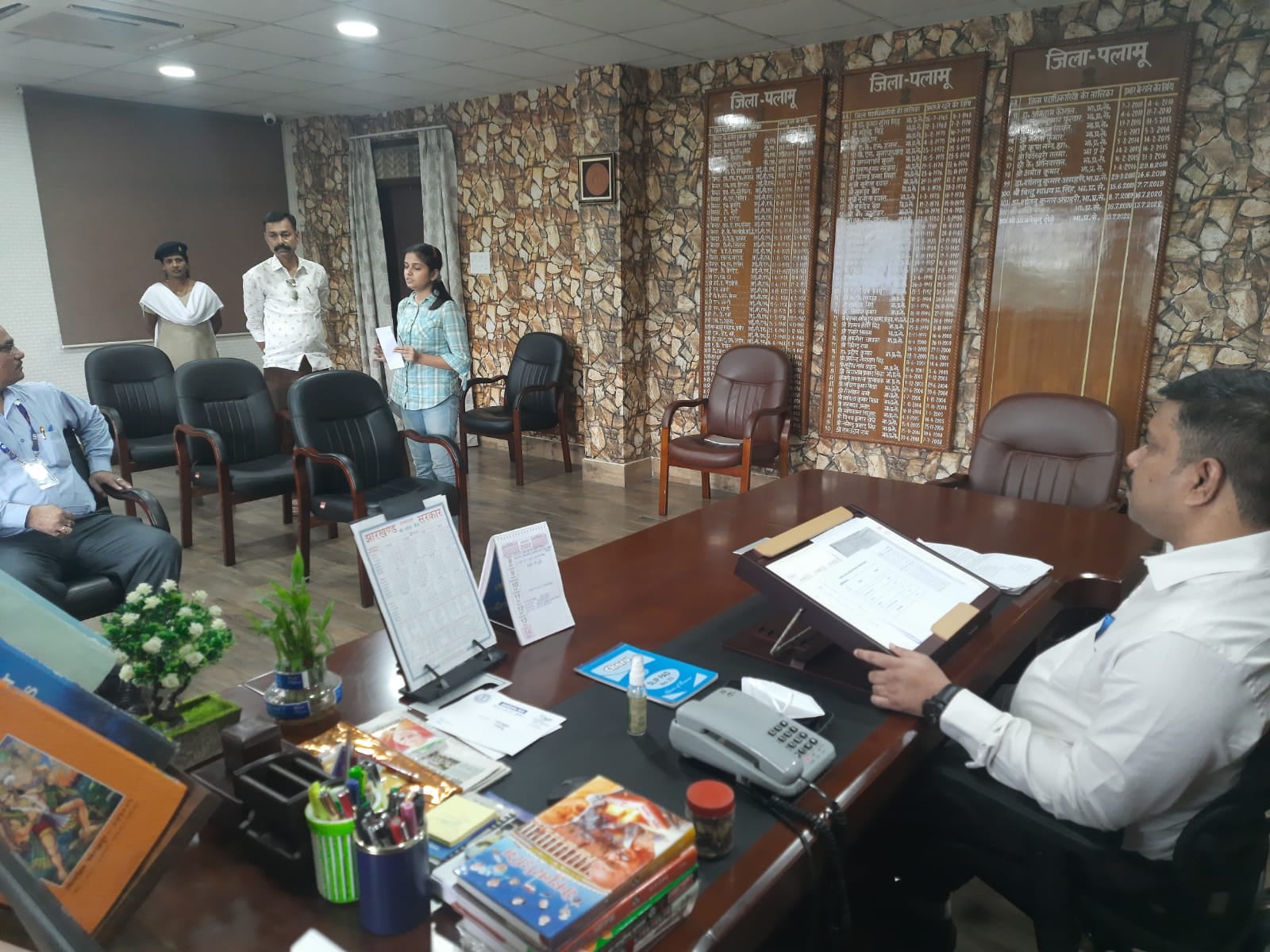 पलामू DC का जनता दरबार: किसी को मां के इलाज के लिए पैसा नहीं, तो कोई एजुकेशन लोन के लिए लगा रहा बैंक का चक्कर