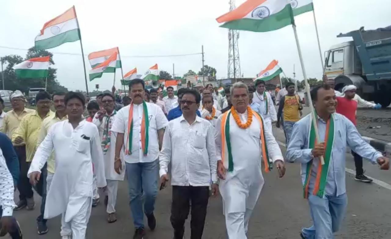 धनबाद में छठवें  दिन कांग्रेसियो ने 105 किलोमीटर चलकर बाघमारा में समाप्त की गौरव यात्रा