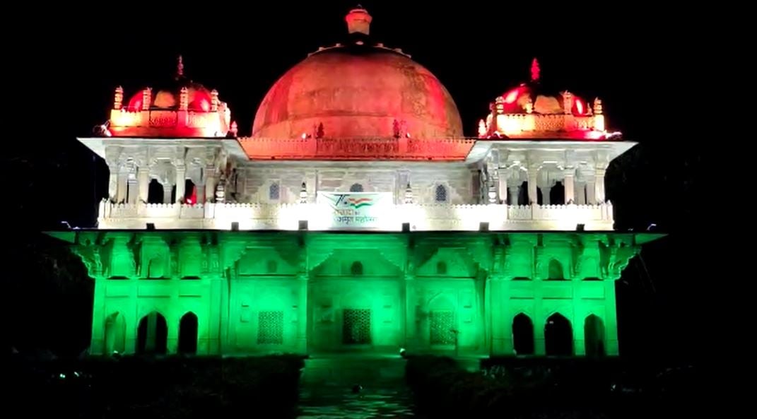 तिरंगे से झिलमिल हुई मनेरशरीफ की दरगाह, लोगों ने बताया पहली बार की गई ऐतिहासिक सजावट