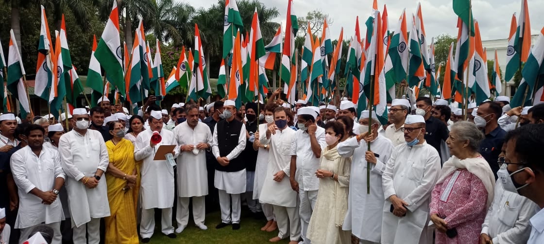 बिना पुलिस अनुमति के ही कांग्रेस ने निकाला विरोध मार्च, 30 जनवरी मार्ग पर सभी ने दी बापू को श्रद्धांजलि