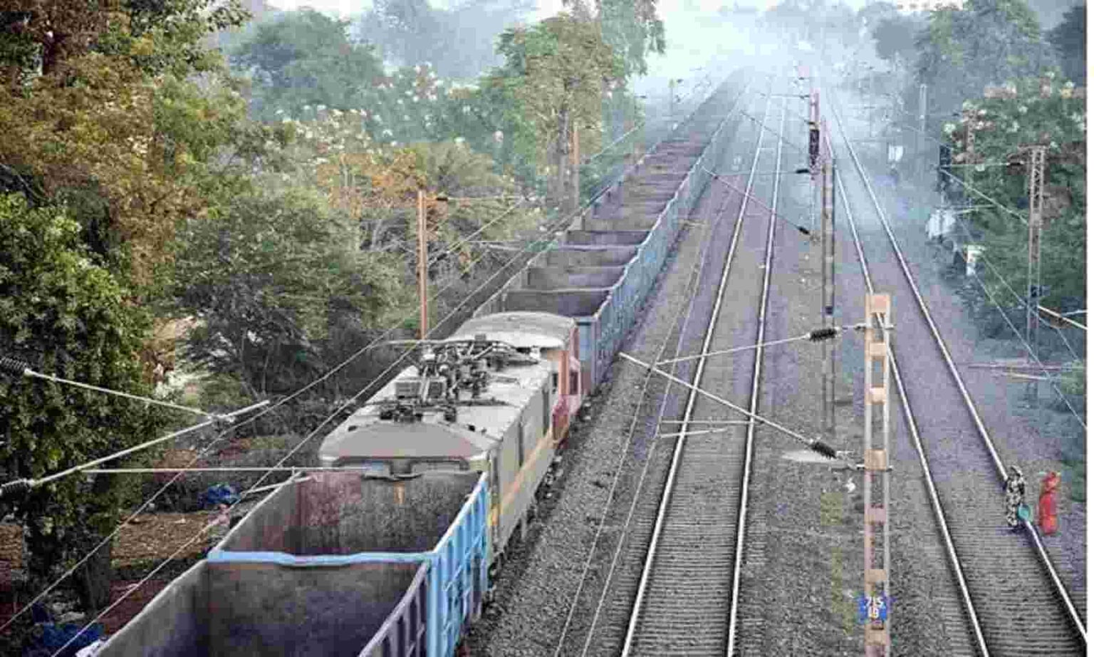 देश की सबसे लंबी रेल, जानिए क़रीब 300 डब्बे वाली ये ट्रेन कहां से कहां चलती है