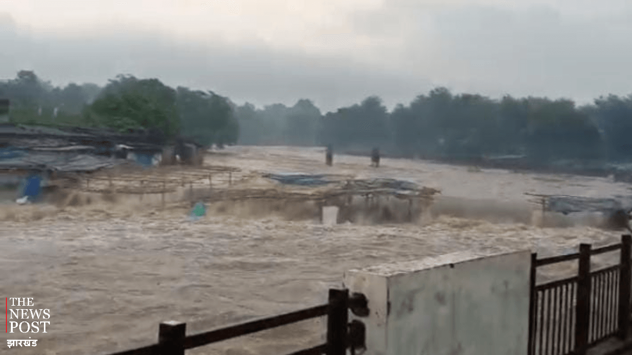 बारिश का प्रकोप ऐसा कि डूब गया दुकानदारों का सामान, इस प्रसिद्ध मंदिर की सीढ़ियों तक पानी ही पानी