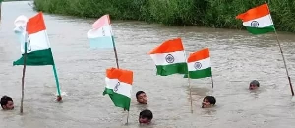 उफनती गंगा में राष्ट्रीय ध्वज कहां और किसने फहराया,जरा गौर फरमाइए