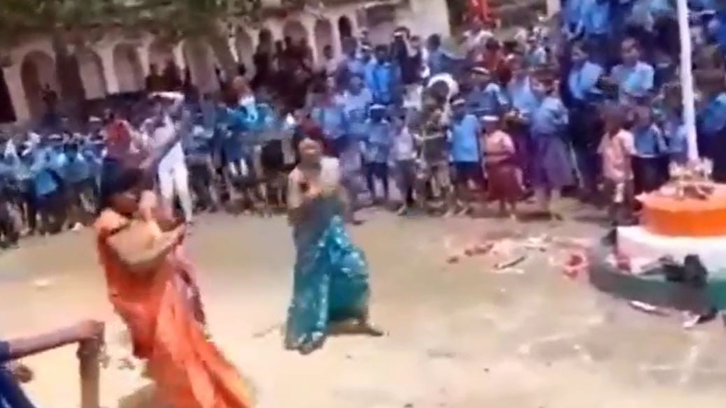 स्वतंत्रता दिवस पर लहरिया लूटा ए राजा....गाने पर नाचे छात्र और शिक्षक, वीडियो वायरल
