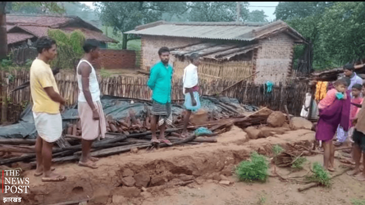 आसमान से बरसा कहर,  रातो रात धंस गया मकान, सो रहे पति-पत्नी की दर्दनाक मौत