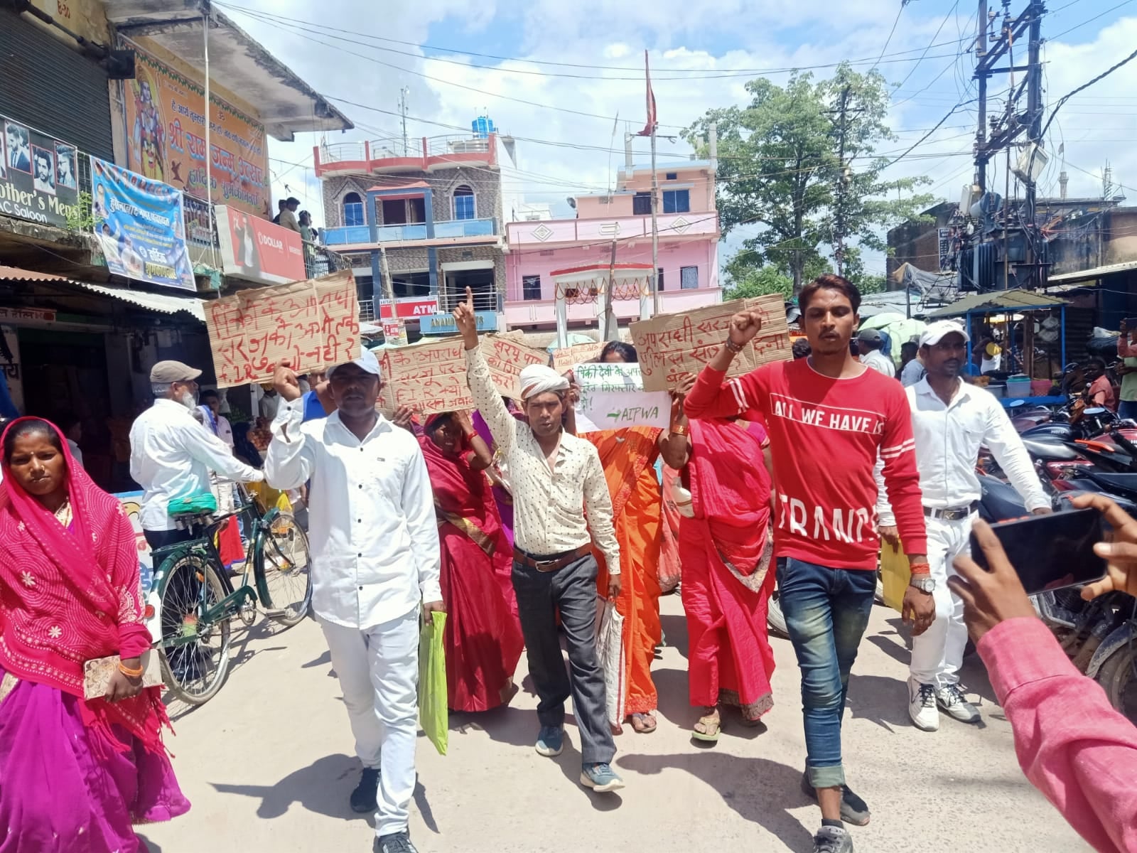 पैर काटकर पत्नी को झाड़ी में फेंक देने वाला अब तक फरार, आक्रोशित ग्रामीणों ने किया प्रदर्शन