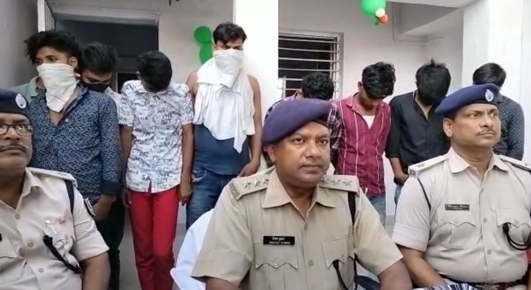 मोतिहारी: होटल में चल रहे सेक्स रैकेट का भंडाफोड़, कई आपत्तिजनक सामग्रियां बरामद