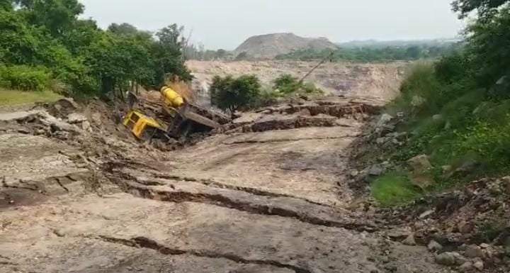 BREAKING: निरसा में जमीन फटी, जमीन में समाई ड्रिल मशीन, इलाके में दहशत