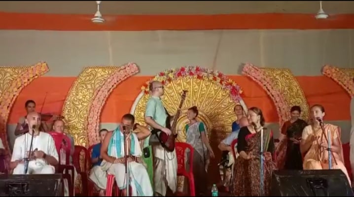 शिवनगरी में कृष्णा जन्माष्टमी की धूम, कीर्त्तन और भजन में झूम रहे विदेशी कृष्ण भक्त
